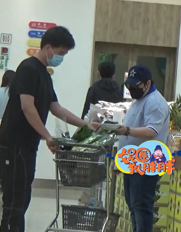 韩红恋爱了? 男友人陪买菜像极老夫老妻