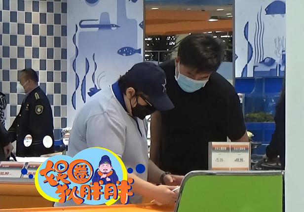 韩红恋爱了? 男友人陪买菜像极老夫老妻