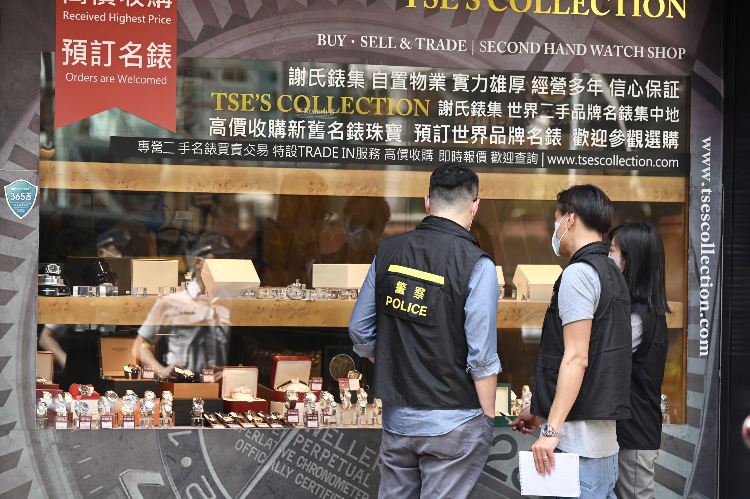 4匪徒持刀枪闯铜锣湾表行 劫走逾80只名贵腕表逃去