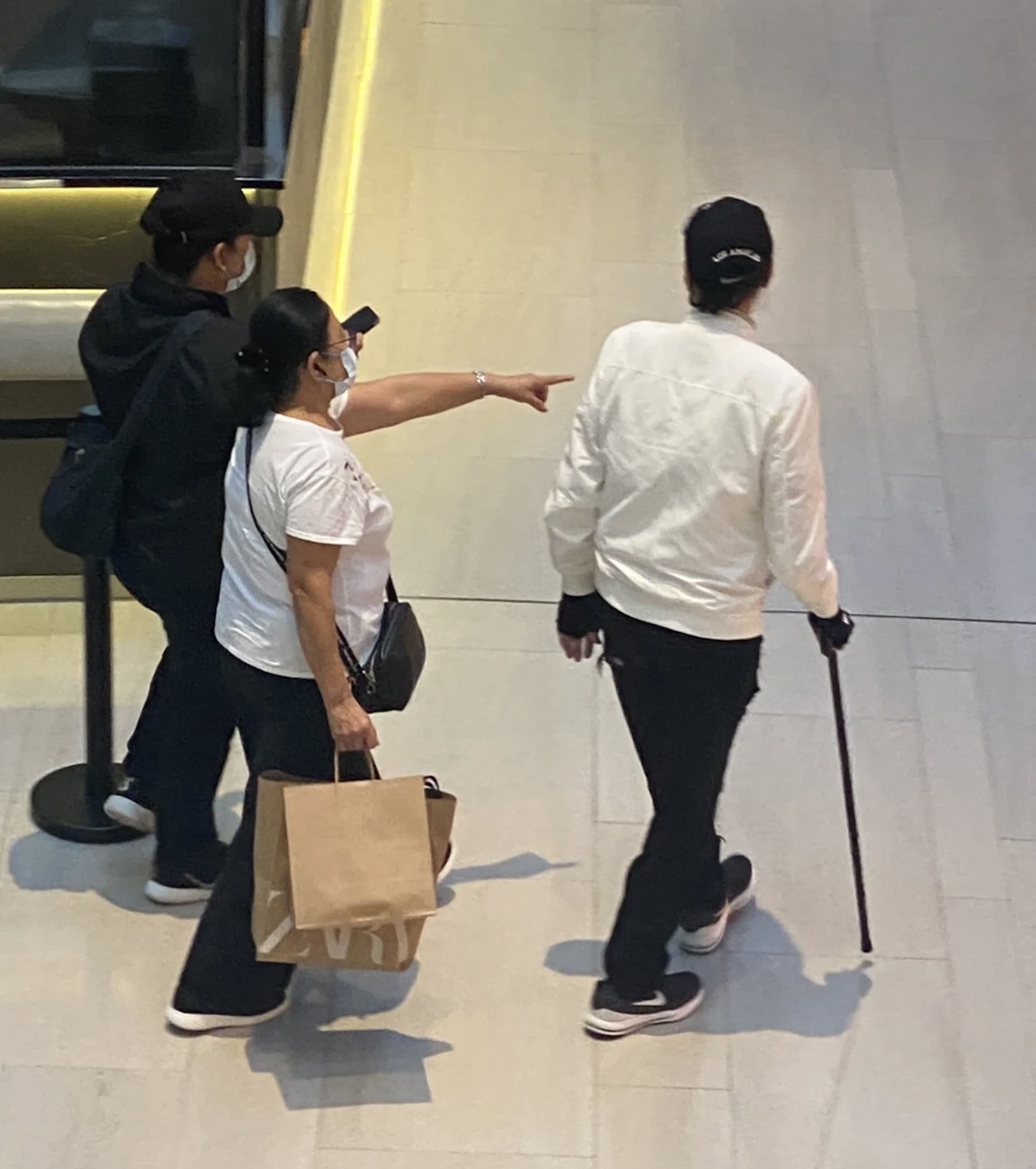 85岁谢贤手持拐杖慢游广场 全程无需搀扶