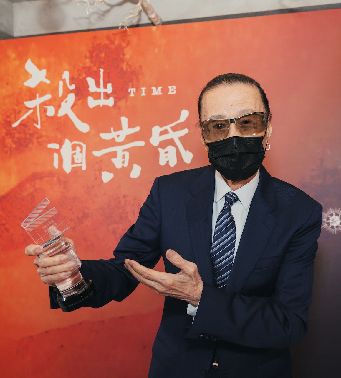 85岁谢贤手持拐杖慢游广场 全程无需搀扶