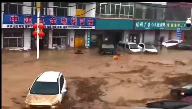 中国山西山洪暴发6人被冲走!伤亡不明
