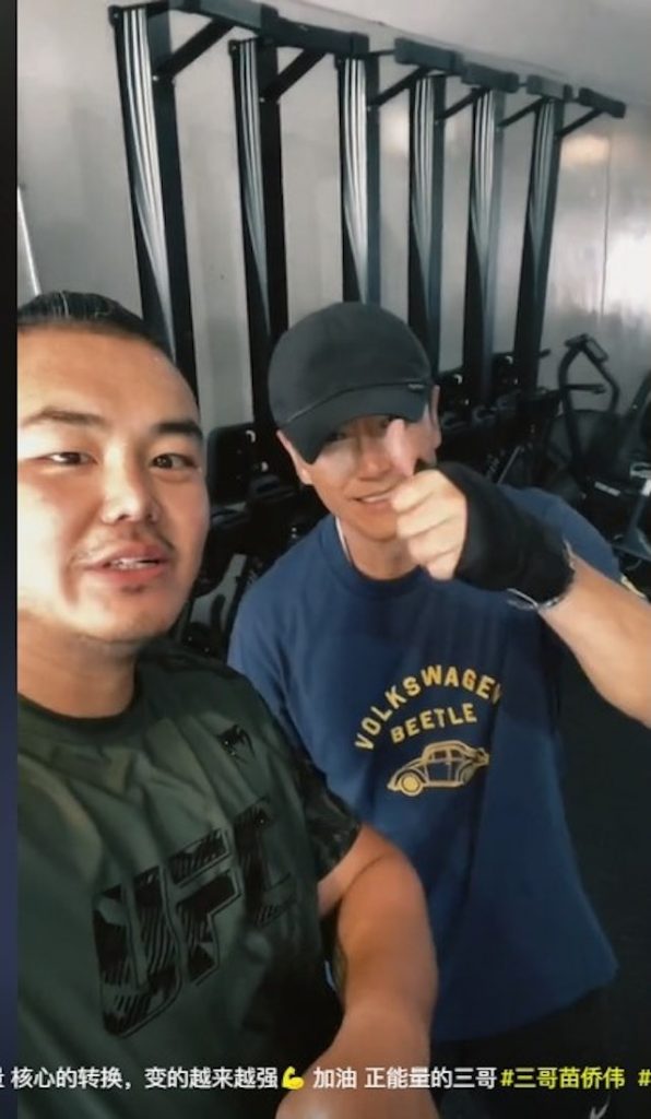 中年男星身材天花板! 64岁苗侨伟勤打泰拳保身形