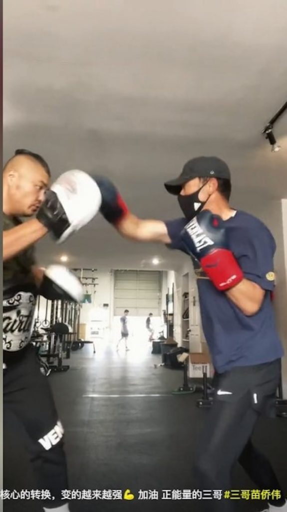 中年男星身材天花板! 64岁苗侨伟勤打泰拳保身形