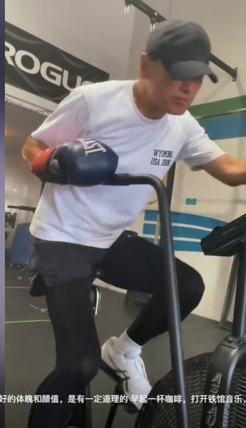 中年男星身材天花板! 64岁苗侨伟勤打泰拳保身形