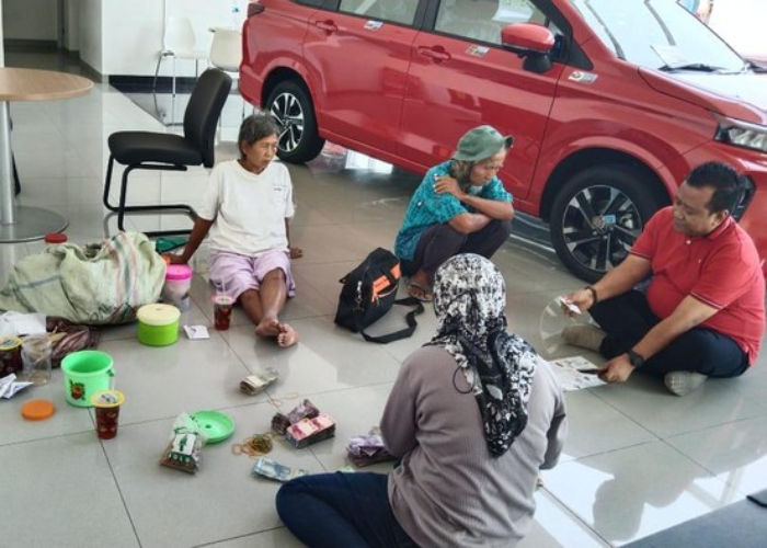 以为拾荒男讨钱要打发 销售员:“他用现金买车还要请司机!”