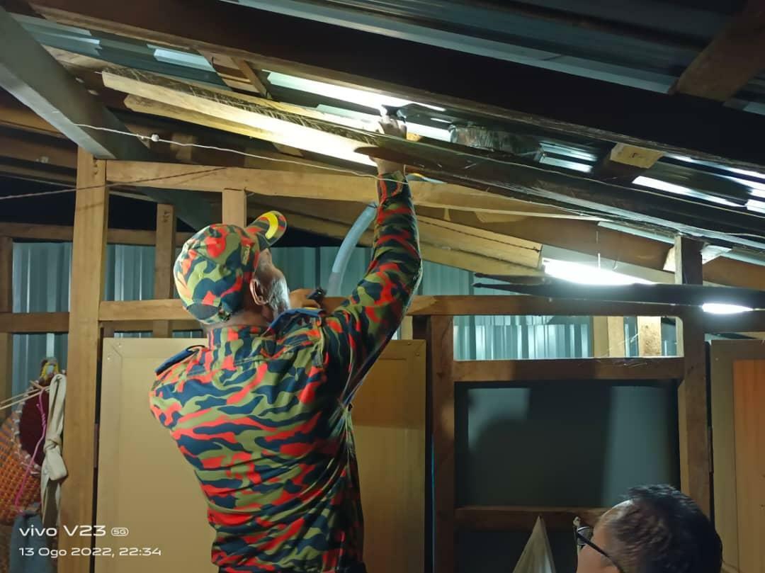 卡在长屋椽子 疑火箭碎片砸破屋顶
