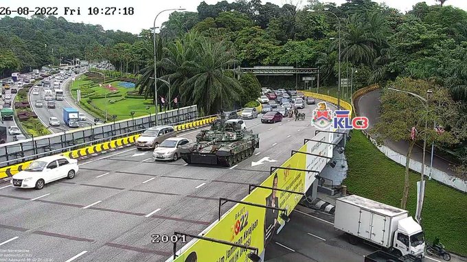 坦克车路中央抛锚 网民:“没打仗先坏半路”