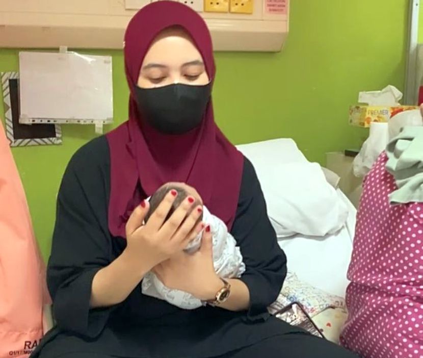 女子35岁乐当奶奶 “我女儿15岁就结婚了”