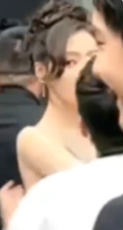 张天爱红毯遇徐开骋 转身拭泪画面曝光