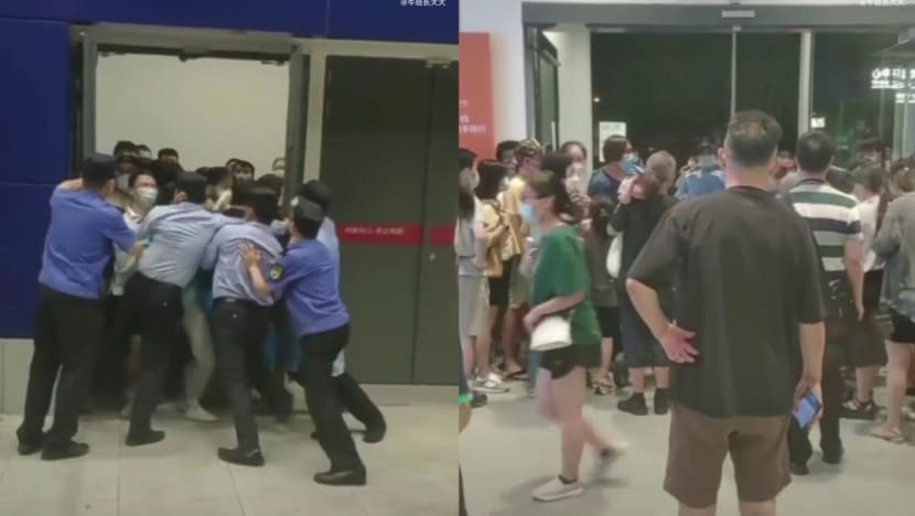 忧被封控隔离民众突围急逃 上海IKEA上演《尸杀列车》