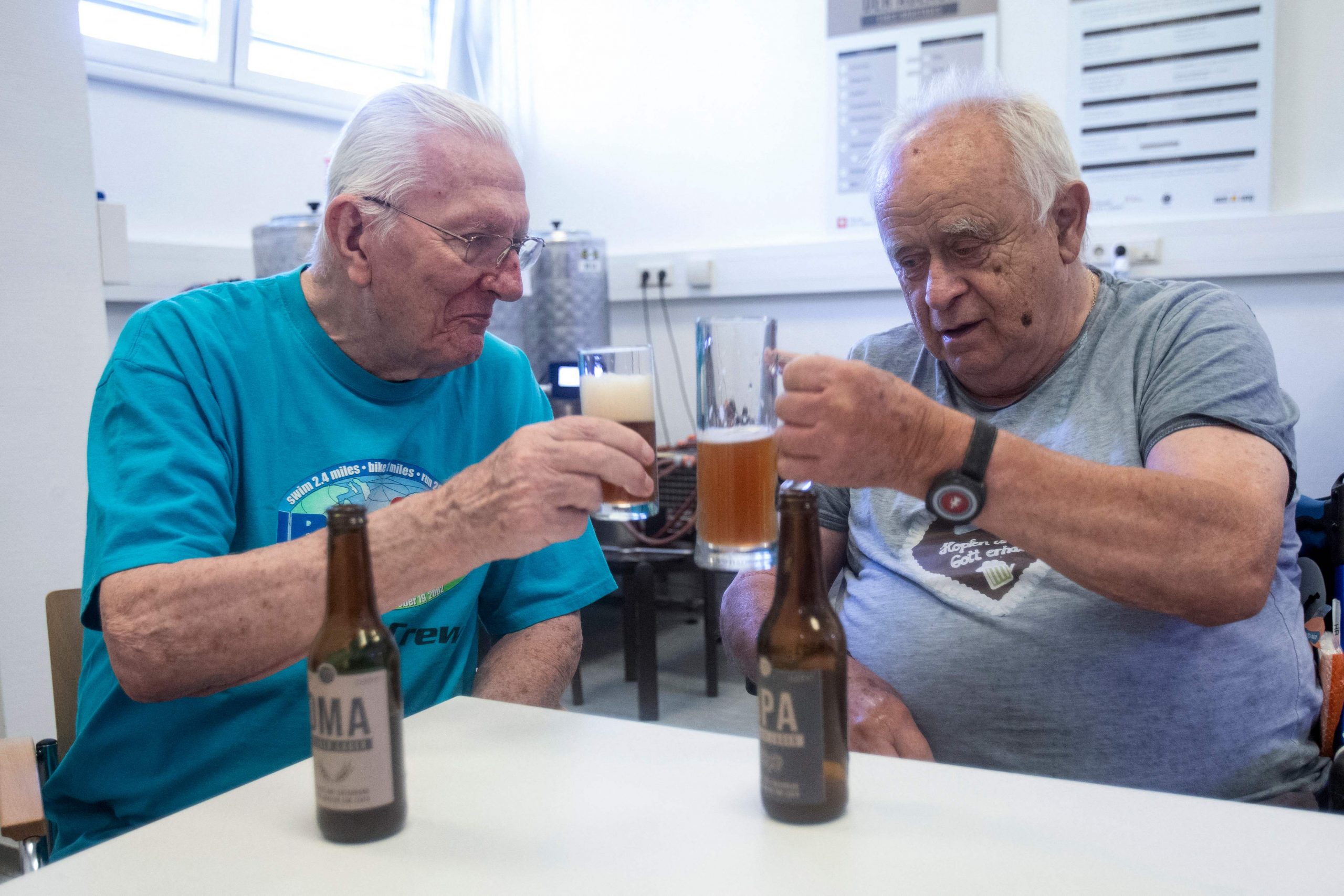 暖势力 奥地利退休老人为保持运动技能酿啤酒 岂料啤酒卖得精光