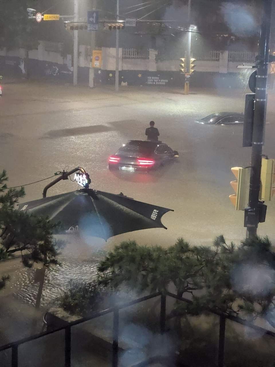 暴雨淹首尔! 西装男孤困车顶「第一视角」发文曝光