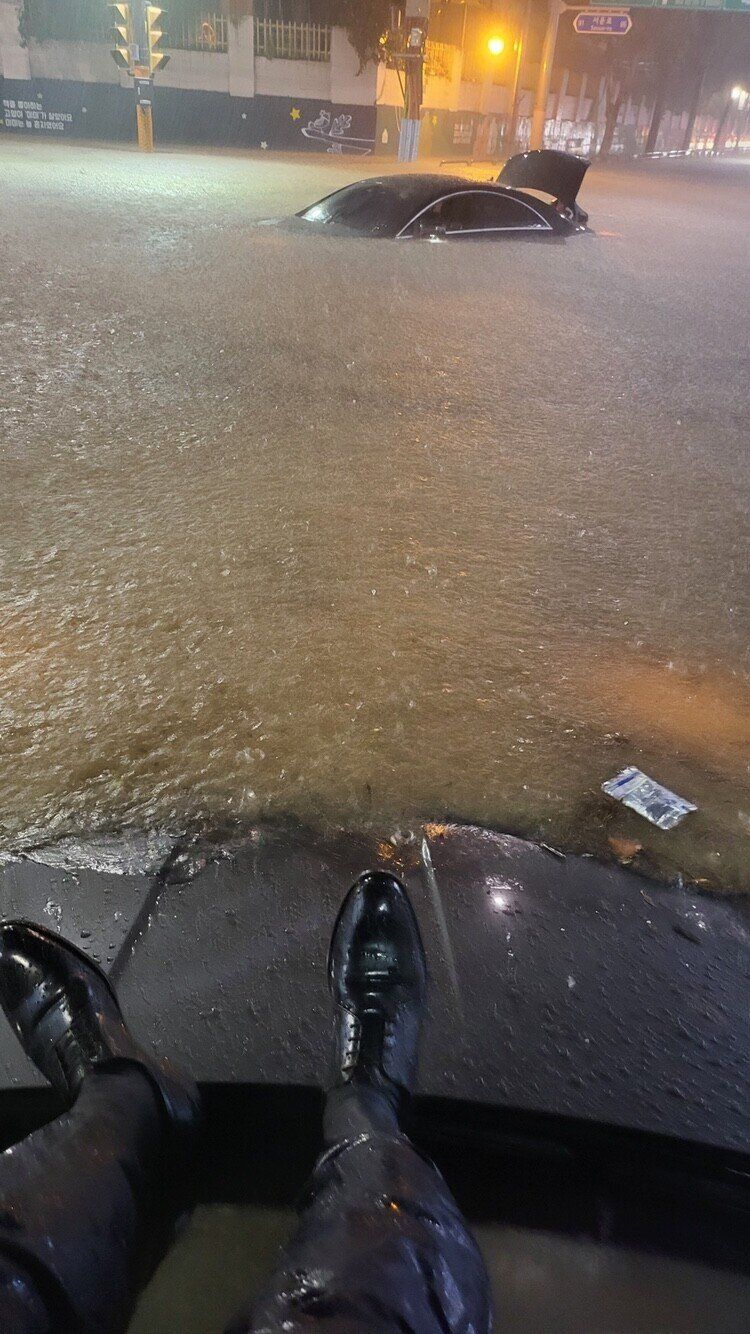 暴雨淹首尔! 西装男孤困车顶「第一视角」发文曝光