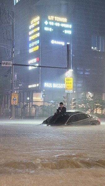 暴雨淹首尔! 西装男孤困车顶「第一视角」发文曝光