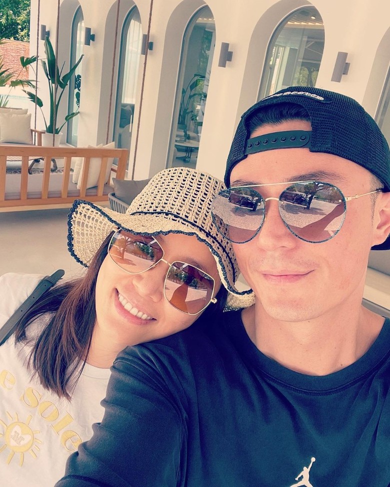林心如穿比基尼晒辣腿 素颜紧贴霍建华甜放闪
