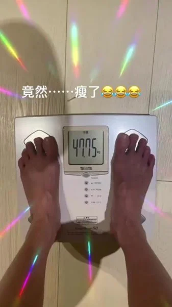 林心如穿比基尼晒辣腿 素颜紧贴霍建华甜放闪