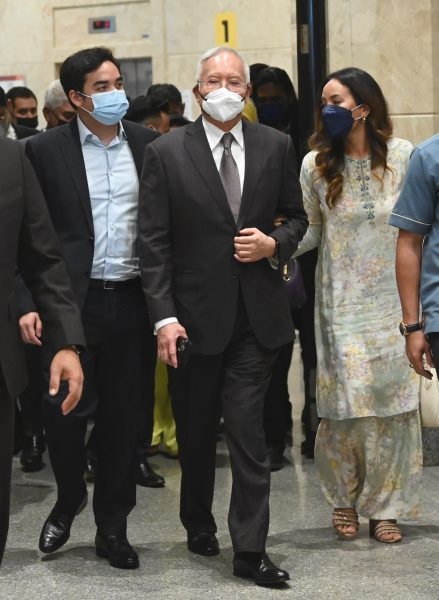 纳吉入狱前与妻儿相处1小时!罗斯玛悲伤频擦泪