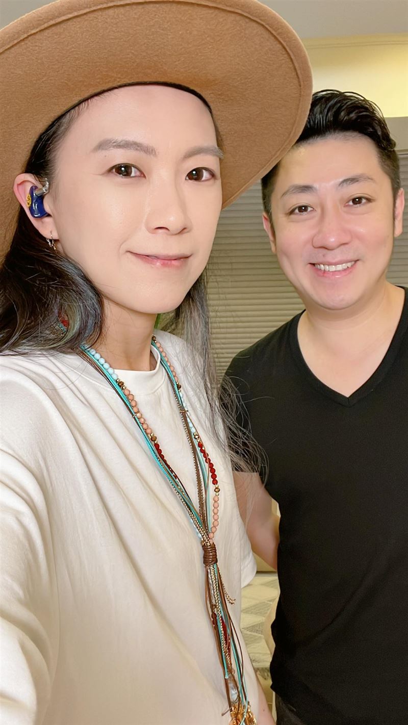 艾成家人解隔急见最后一面 王瞳靠大马插画硬撑