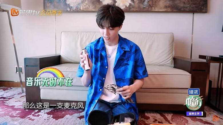 节目组玩突袭 黄晓明竟随身携带西瓜刀
