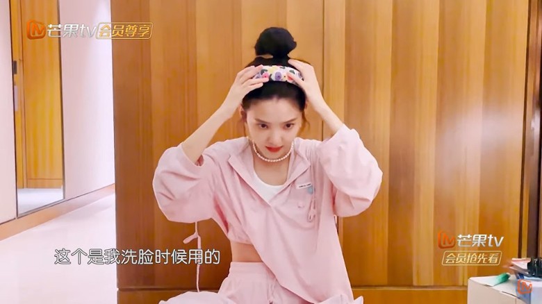节目组玩突袭 黄晓明竟随身携带西瓜刀