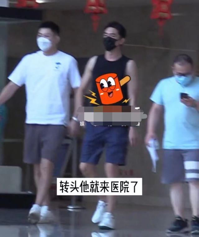 走路瘸拐脖暴青筋 林更新现身医院看骨科