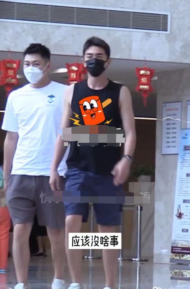 走路瘸拐脖暴青筋 林更新现身医院看骨科