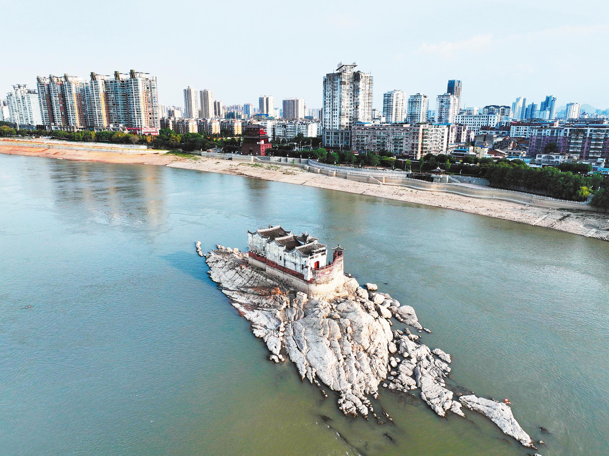 长江鄂州段水位跌至有纪录低位 700年历史“长江第一阁”露真容