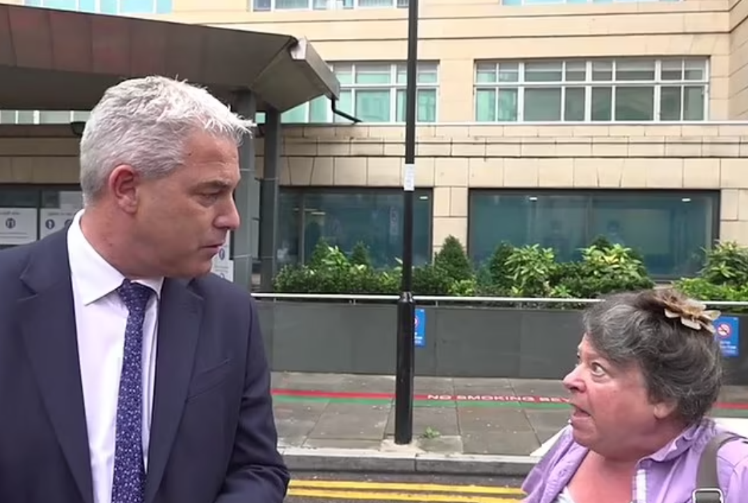 (有视频)“12了什么都没做” 英妇当众怒怼英国卫长 卫长翌日即刻宣布措施