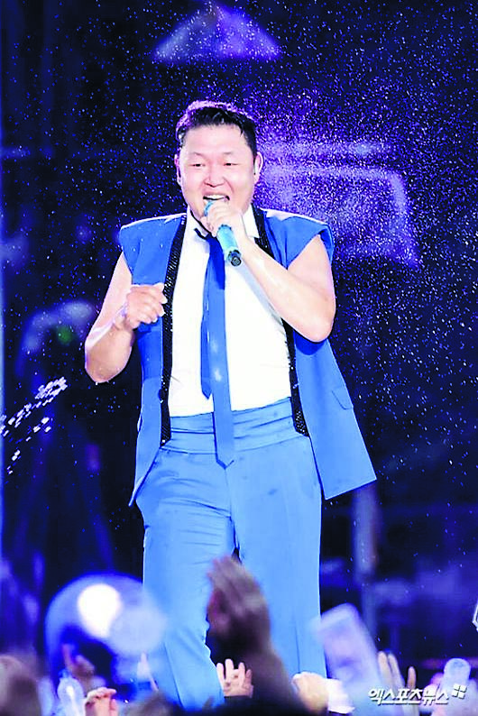 PSY湿身秀工作人员滑倒身亡 15公尺高台拆灯坠落