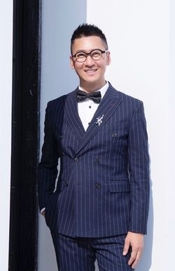 52岁周杰被曝恋情 女模晒暧昧记录秀钻戒