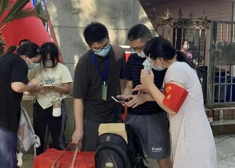 52岁退休大叔学到老 被质疑浪费教育资源