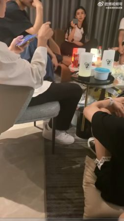 Angelababy抽烟视频流出 店家道歉认了是员工偷拍