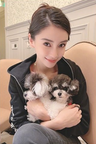 Angelababy抽烟视频流出 店家道歉认了是员工偷拍