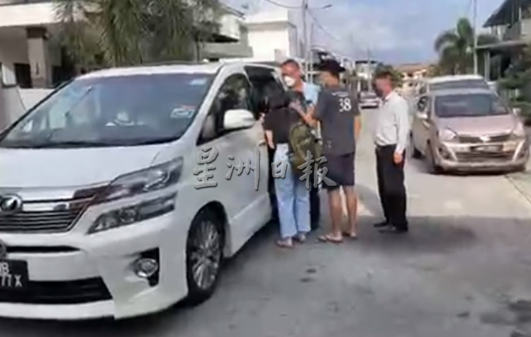 “振峰,到家了!” 母亲携骨灰到怡保家门 下车哭不停令人心酸