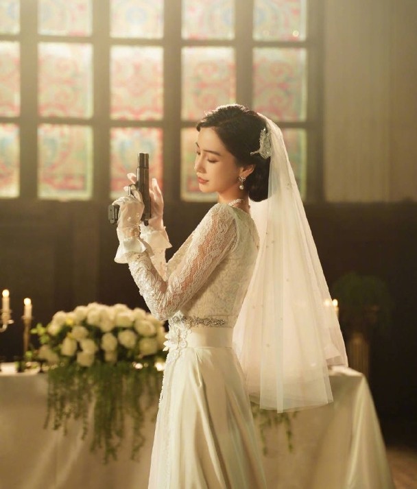不甩是非缠身 Angelababy化身婚纱杀手网赞好带感