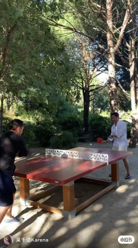 吴千语罕晒合照公开恋情 男友开心转发