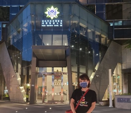 女星路上遭“泼粪” 直冲警局怒报案
