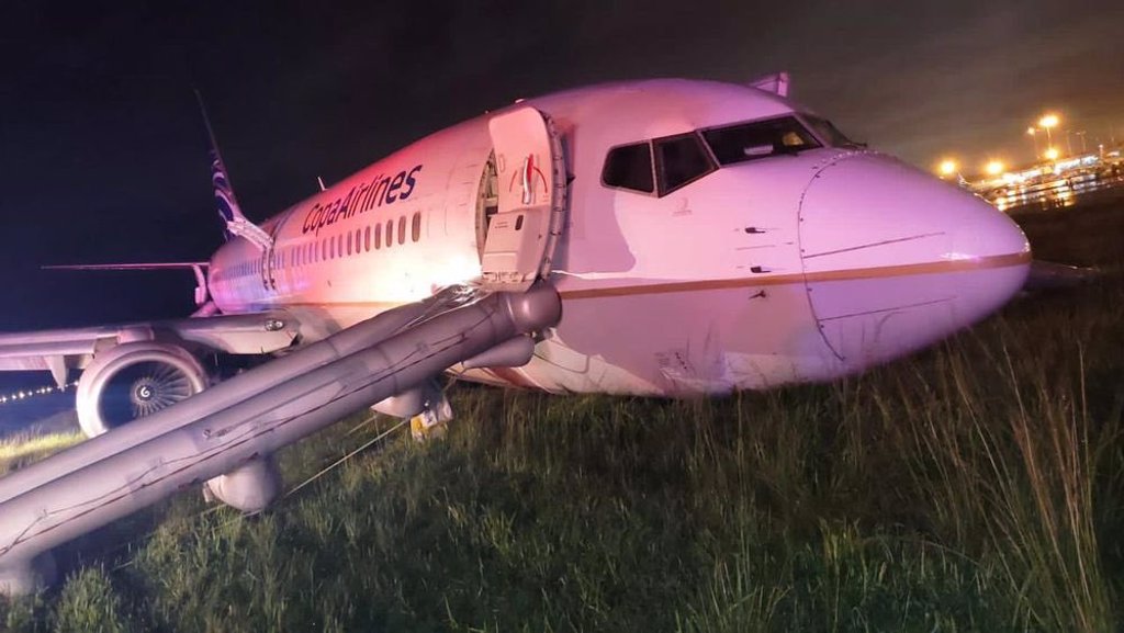 惊险!巴拿马航空737客机降落冲出跑道