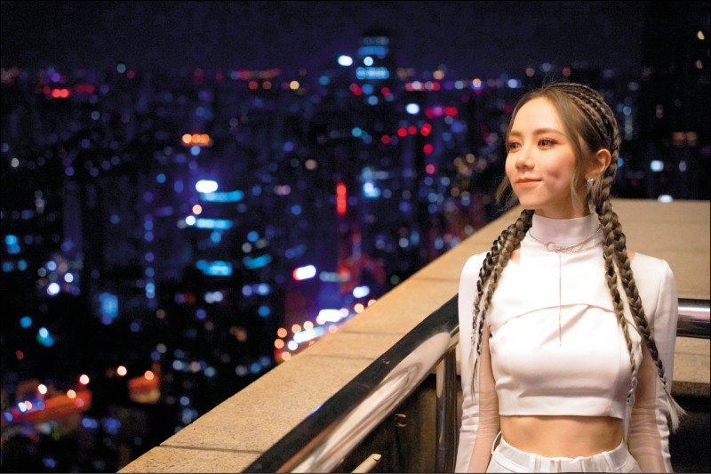 打李荣浩房子主意 邓紫棋连麦亲昵认爹