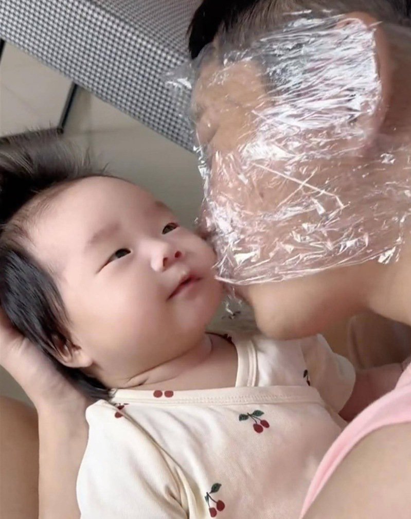 拼盘/新手爸保鲜膜包头亲女儿! 人妻揭原因:怕细菌传染
