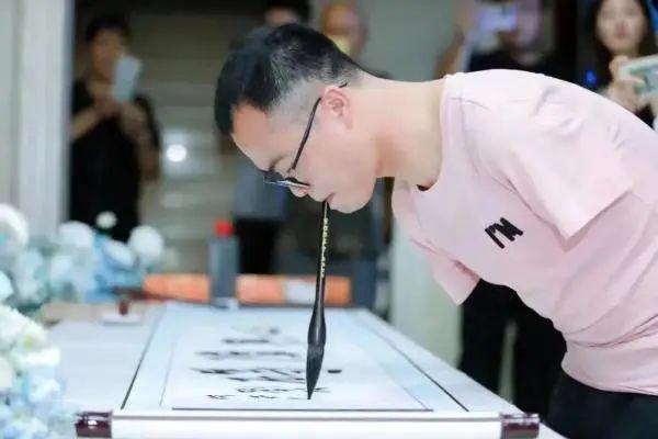 无臂青年坚持不懈 用口写字成网红