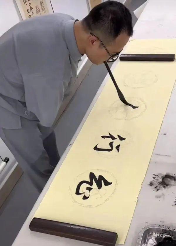 无臂青年坚持不懈 用口写字成网红