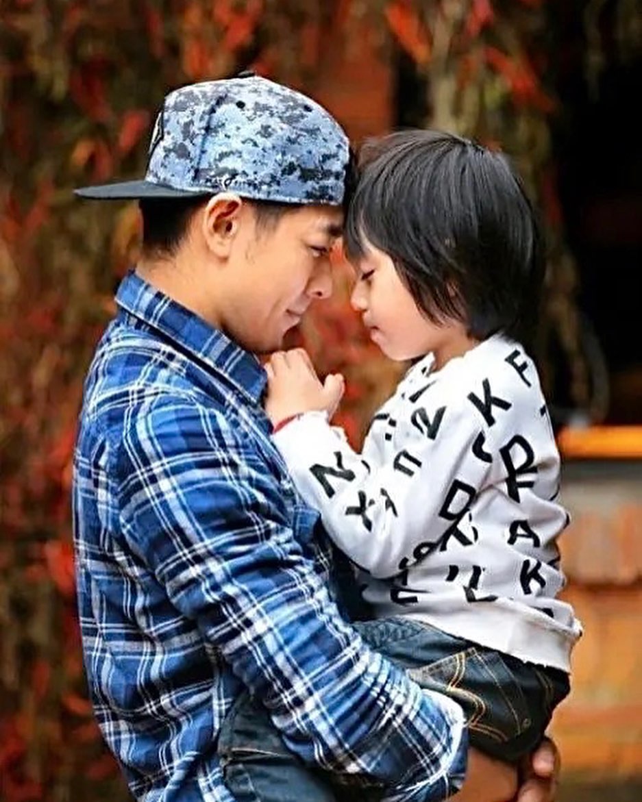 林志颖右手无力变“左撇子” 晒父子同框照迎Kimi 13岁生日