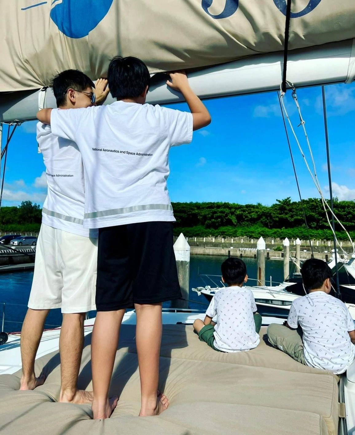 林志颖右手无力变“左撇子” 晒父子同框照迎Kimi 13岁生日