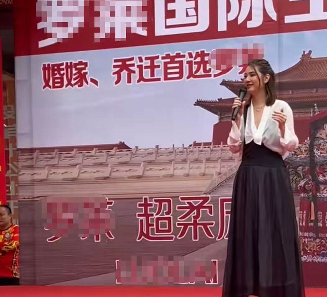 洪欣小城寒酸商演 唱歌全程跑调被狂嘲