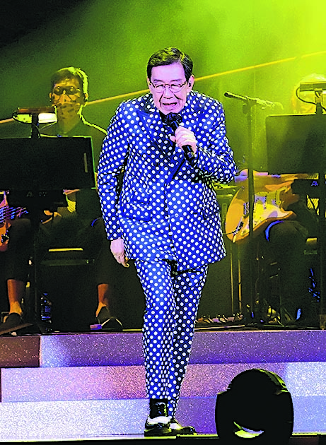 胡枫获颁杰出华人艺术家大奖 演唱会延至11月