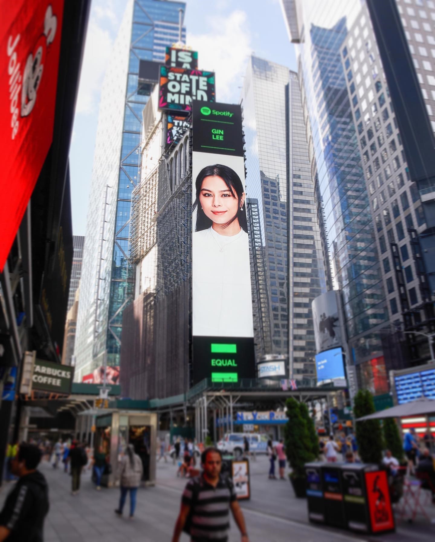 获Spotify选女性音乐人代表 李幸倪现身美国时代广场巨屏