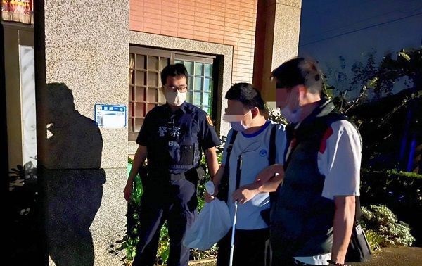 视障男漂泊在外5年 中秋返乡老家变鸡寮