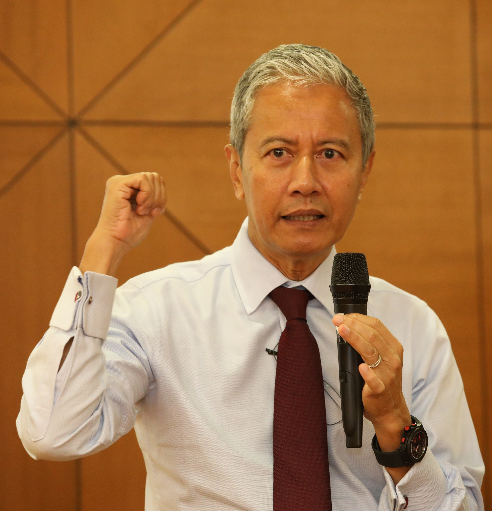 议长:被形容是“没有用的议长” 请对我公平一些